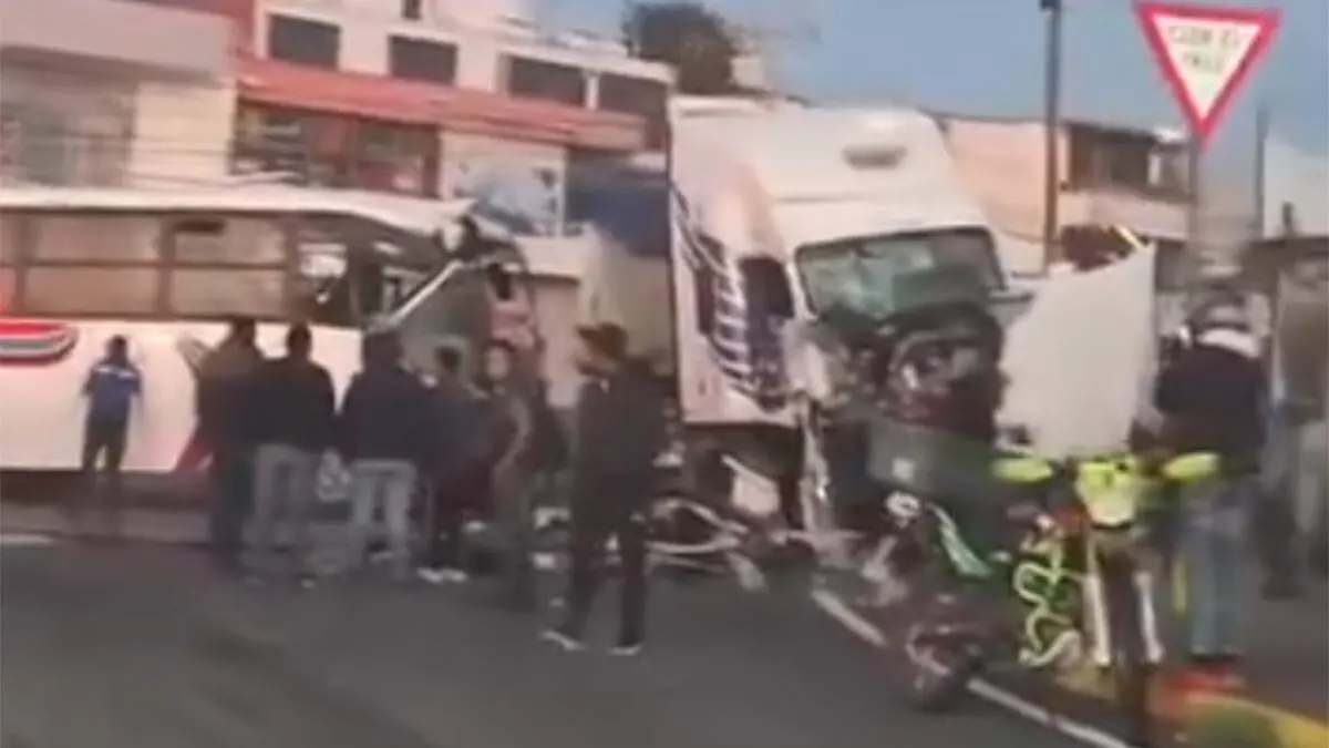Al sitio arribaron paramédicos y personal de Protección Civil, quienes brindaron los primeros auxilios a usuarios