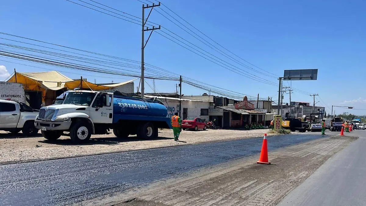 Las labores iniciaron con el cierre de un carril para retirar el asfalto y colocar una nueva carpeta asfáltica