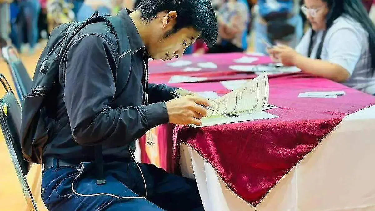 joven llenando solicitud de empleo