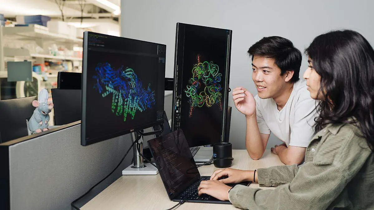cientificos trabajando con una IA en una computadora