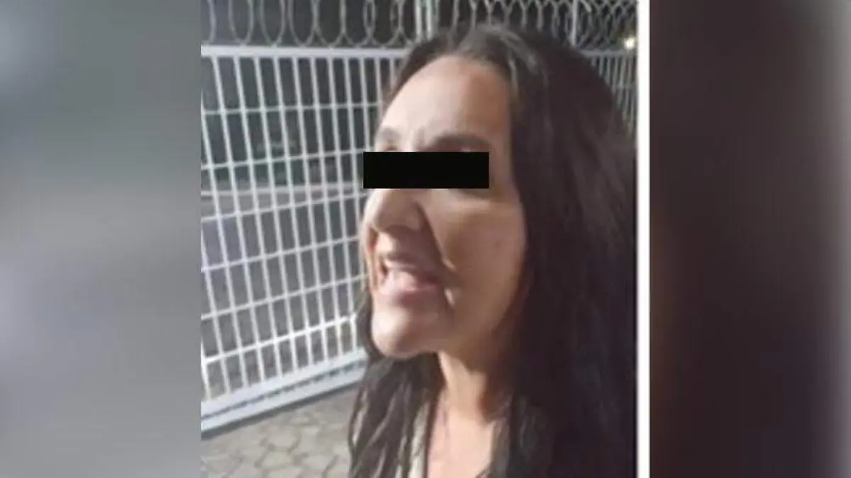 mujer agresora policías
