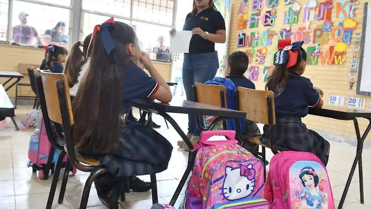 maestra dando clases