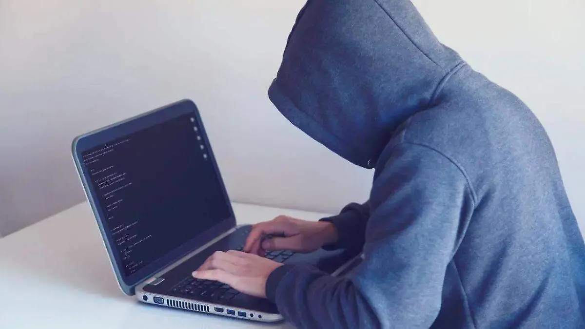 hacker o persona utilizando computadora