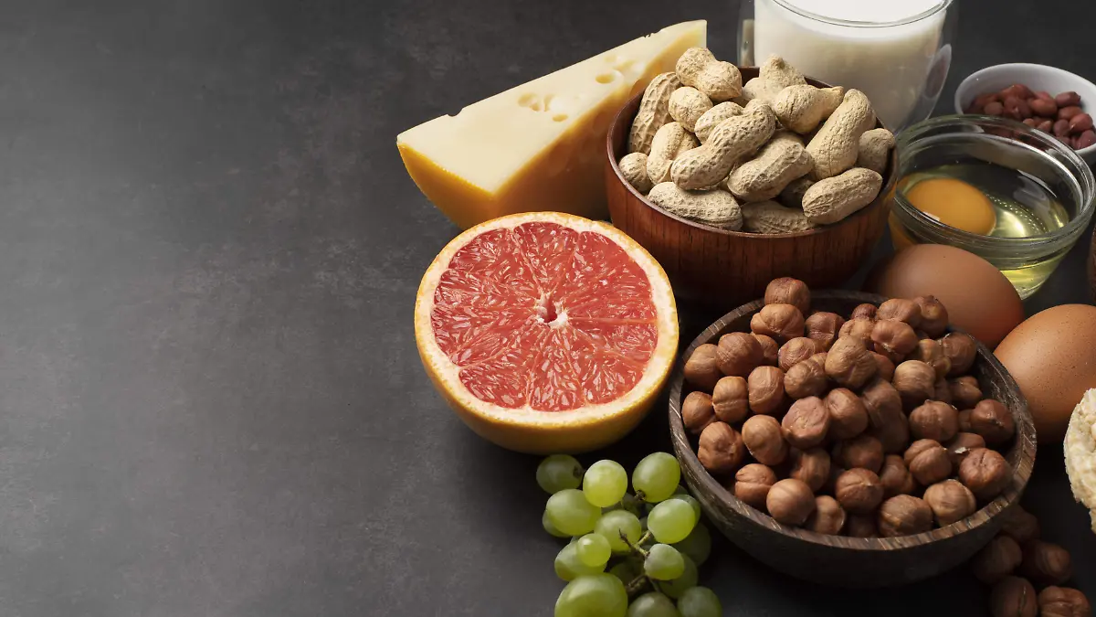 Proteínas, vitamina C y zinc son algunos de los nutrientes relacionados con la formación de esta proteína en el cuerpo.