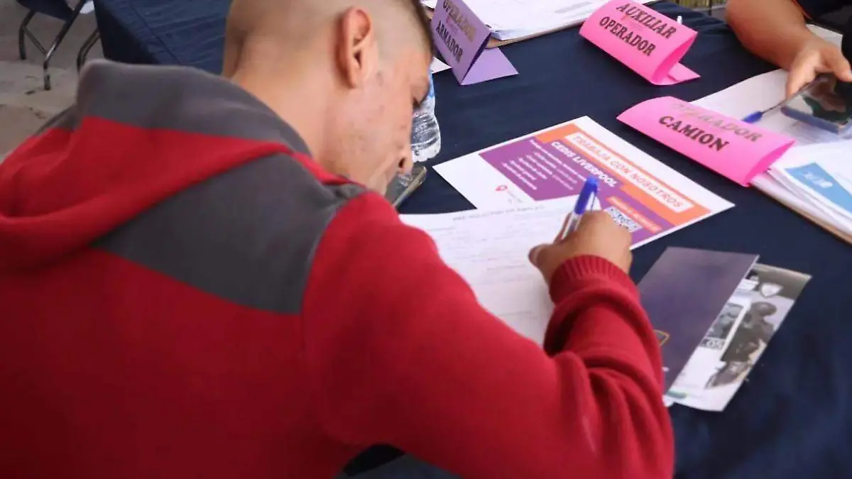 joven llenado solicitud de empleo