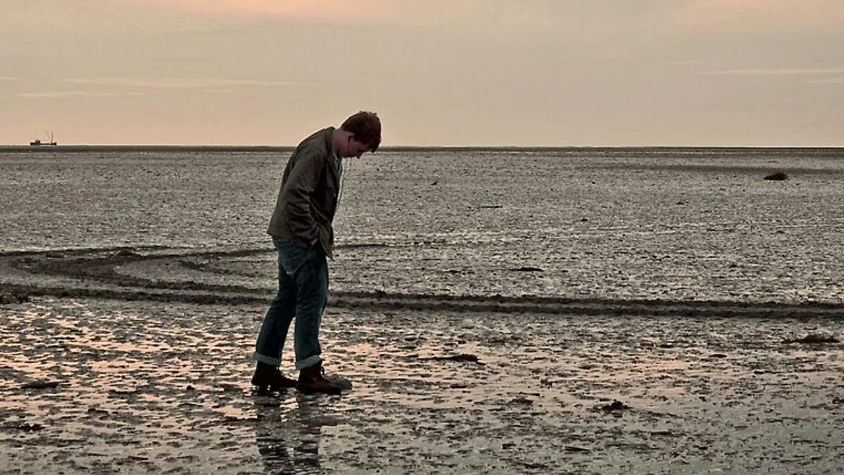 hombre solo en la playa, soledad