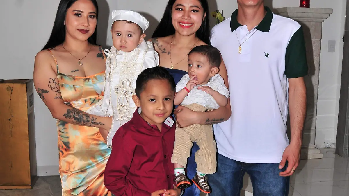 Zaid Emiliano junto a su mamá y sus padrinos.