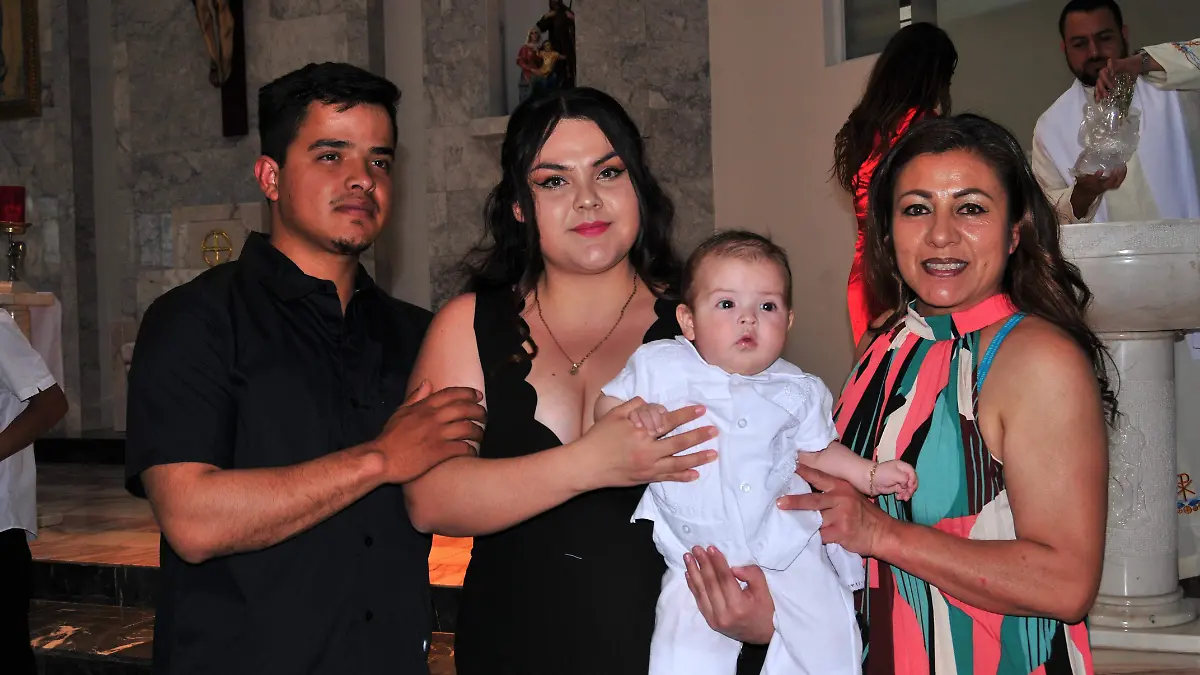 Liam Isaí junto a sus papás y su abuelita, Martina Balderas.