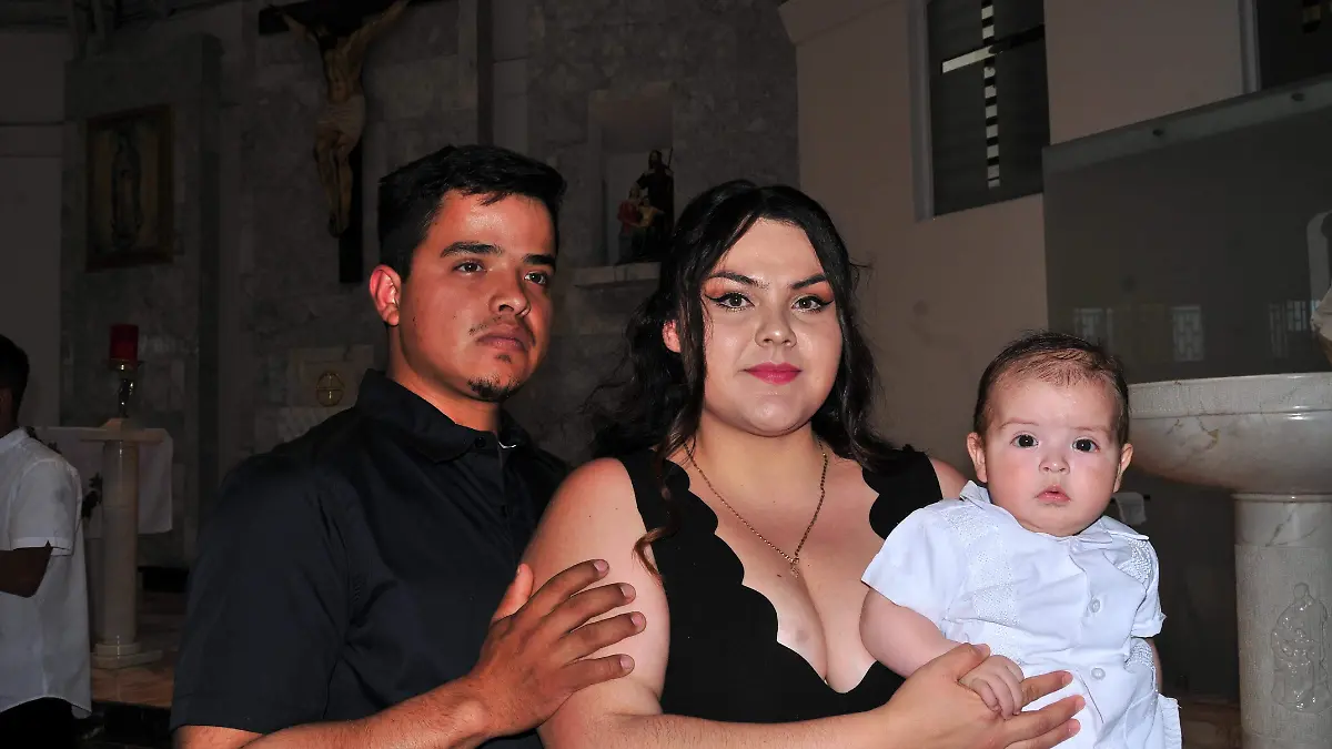 Germán Pantoja y Erika Yaritzi junto a su heredero, Liam Isaí.