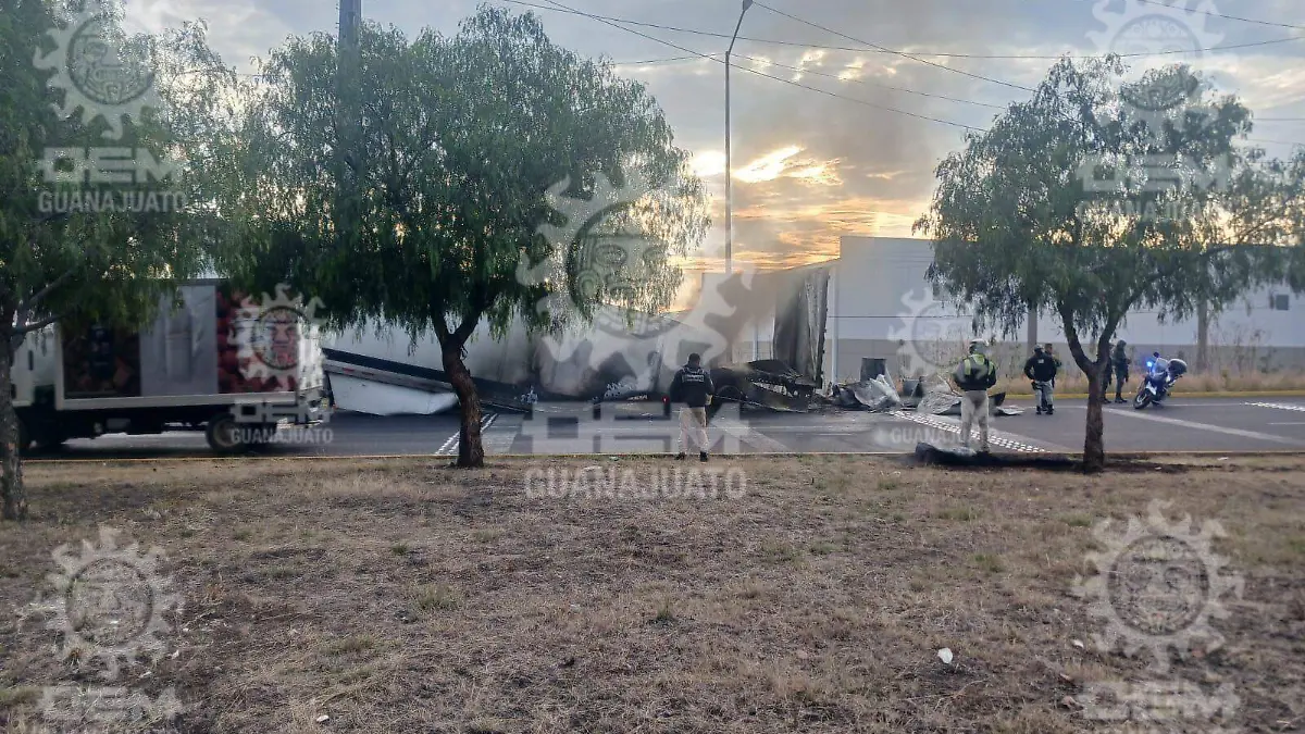 Se incendia caja de un tractocamión (1)