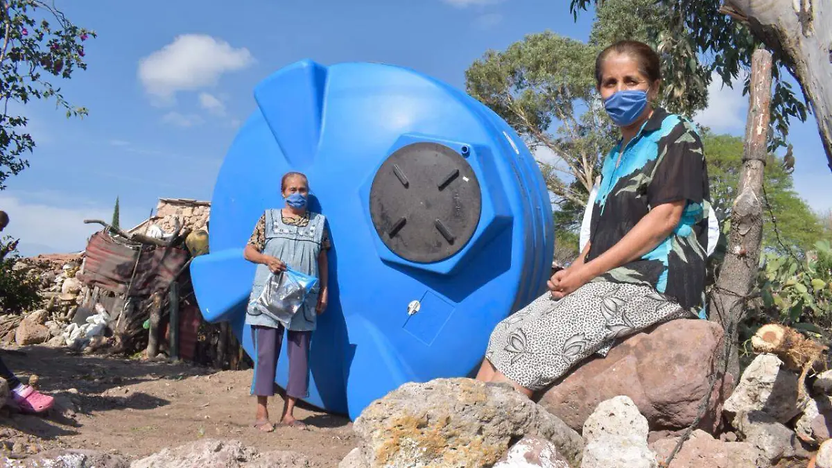 APOYA DESARROLLO SOCIAL CON ENTREGA DE TINACOS  PARA ABASTECER DE AGUA 1