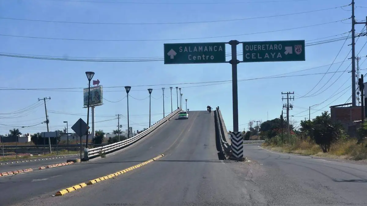 EXPONEN SU VIDA AL CRUZAR PUENTE (1)