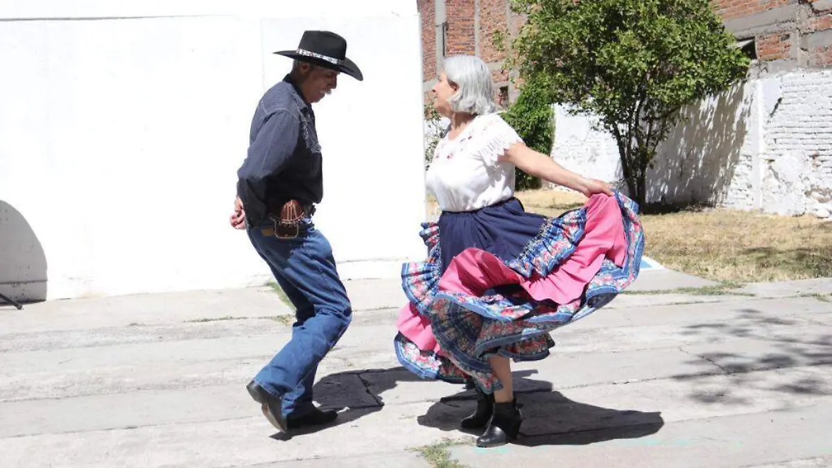 EXPONEN TRABAJOS ADULTOS MAYORES DEL DIF SAN PEDRO 1