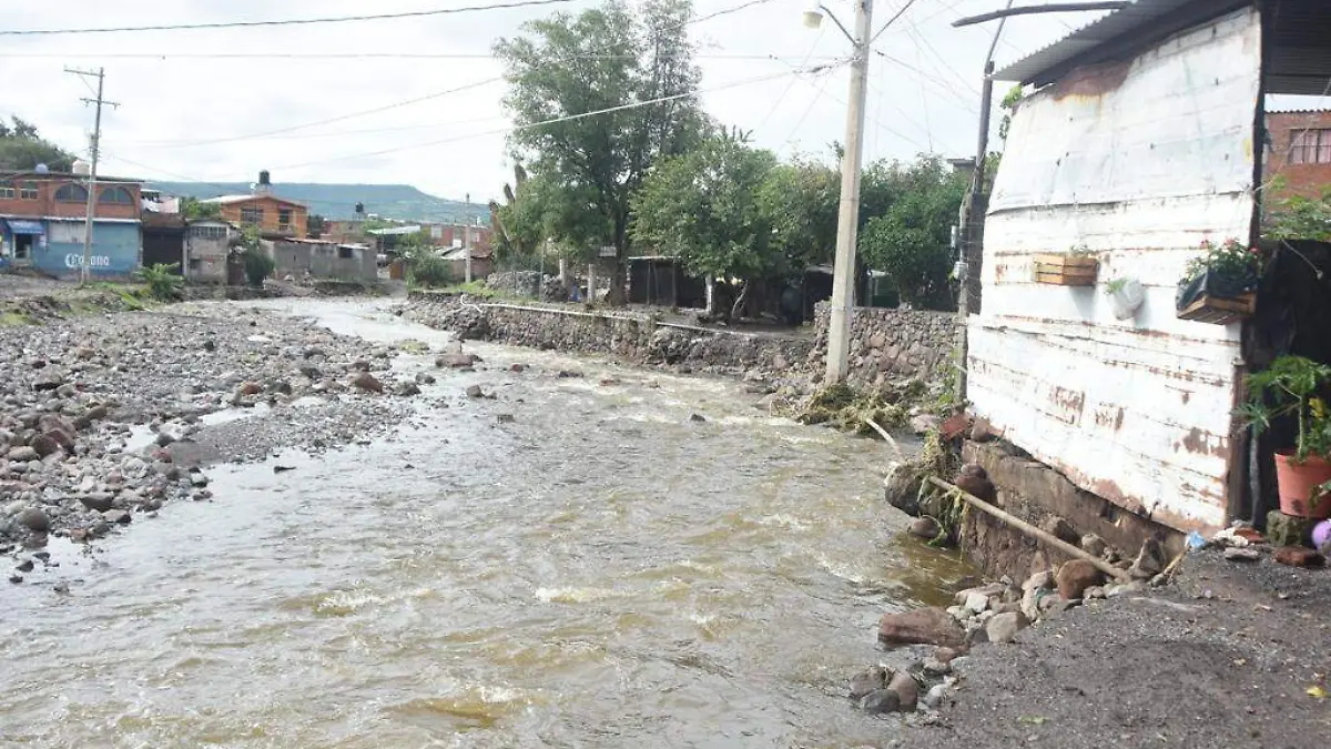 Intensa-lluvia-afecta-a-la-zona-norte-del-municipio-.  6
