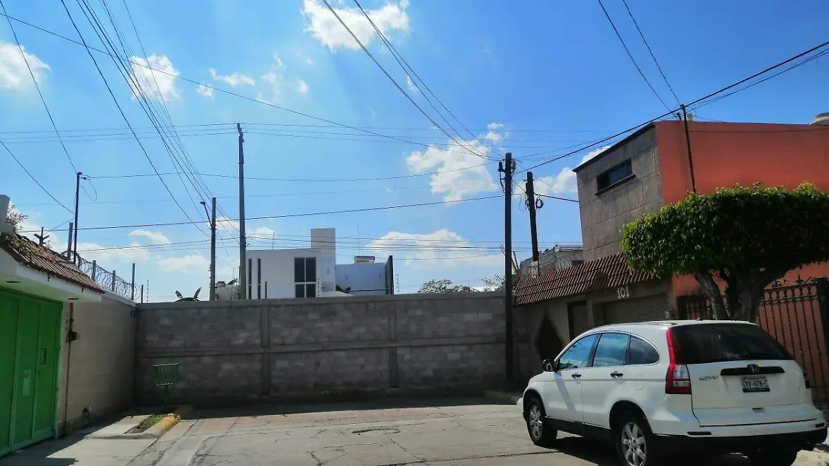 INCONCLUSA COLOCACIÓN DE BARDAS EN COLONIA LAS GRANJAS 1