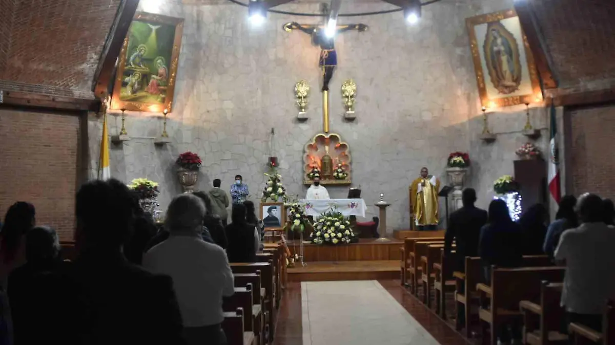 CELEBRAN MISA (4) copia