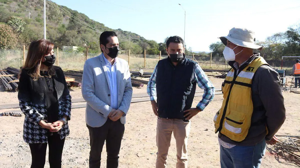 SUPERVISAN CONSTRUCCION DE PUENTE (1)