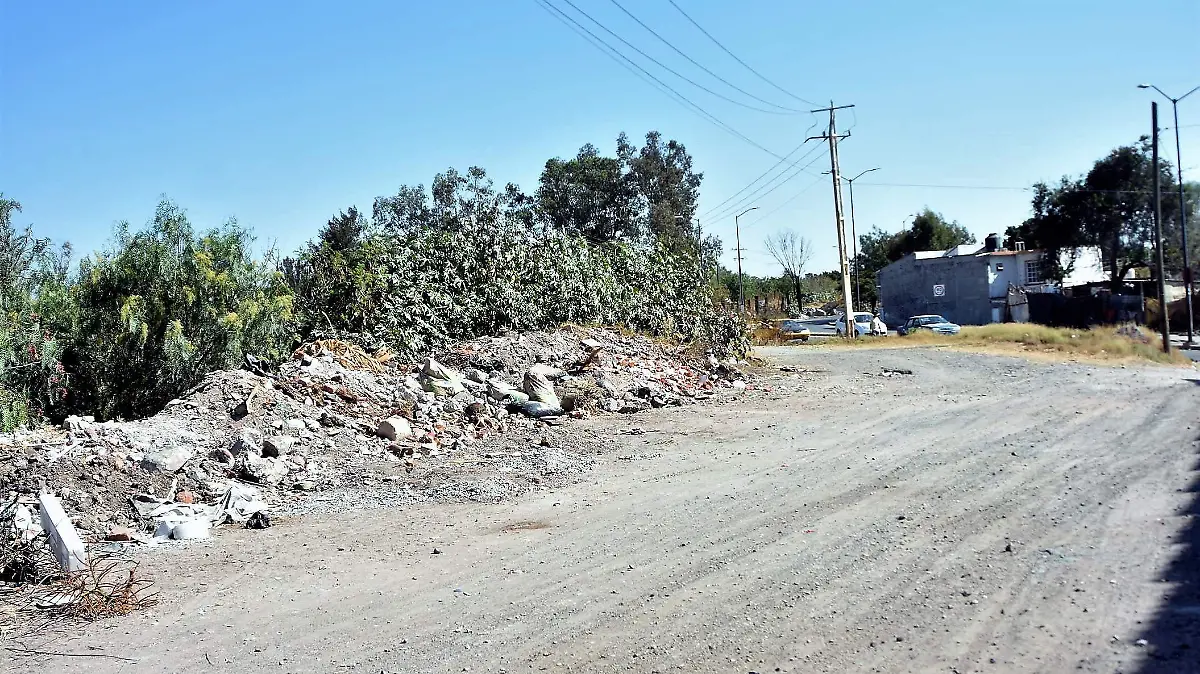 VUELVEN A TIRAR ESCOMBRO 1