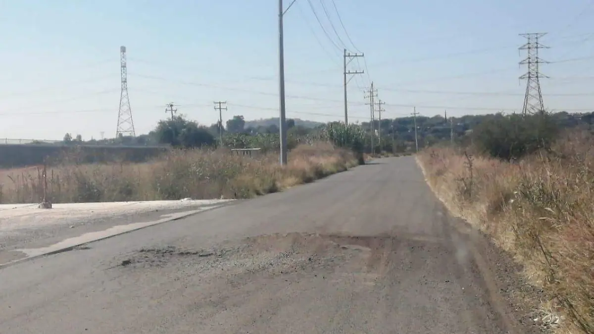 PIDEN ASFALTEADO EN  CARRETERA COLINDANTE A COMUNIDADES DE LA ZONA SUR 1