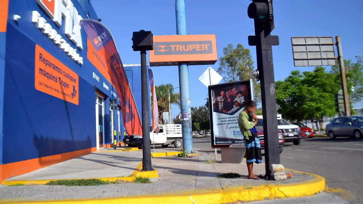 CONTIENE DIF MUNICIPAL CASOS DE NINOS QUE TRABAJAN EN CRUCEROS  (4)