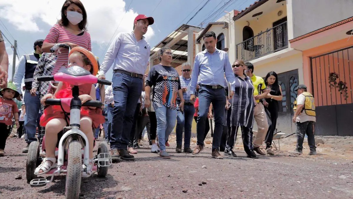 SUPERVISA ALCALDE CONSTRUCCION DE CALLE SANTUARIO EN LA COLONIA RINCONADA DE SAN JAVIER  (3)
