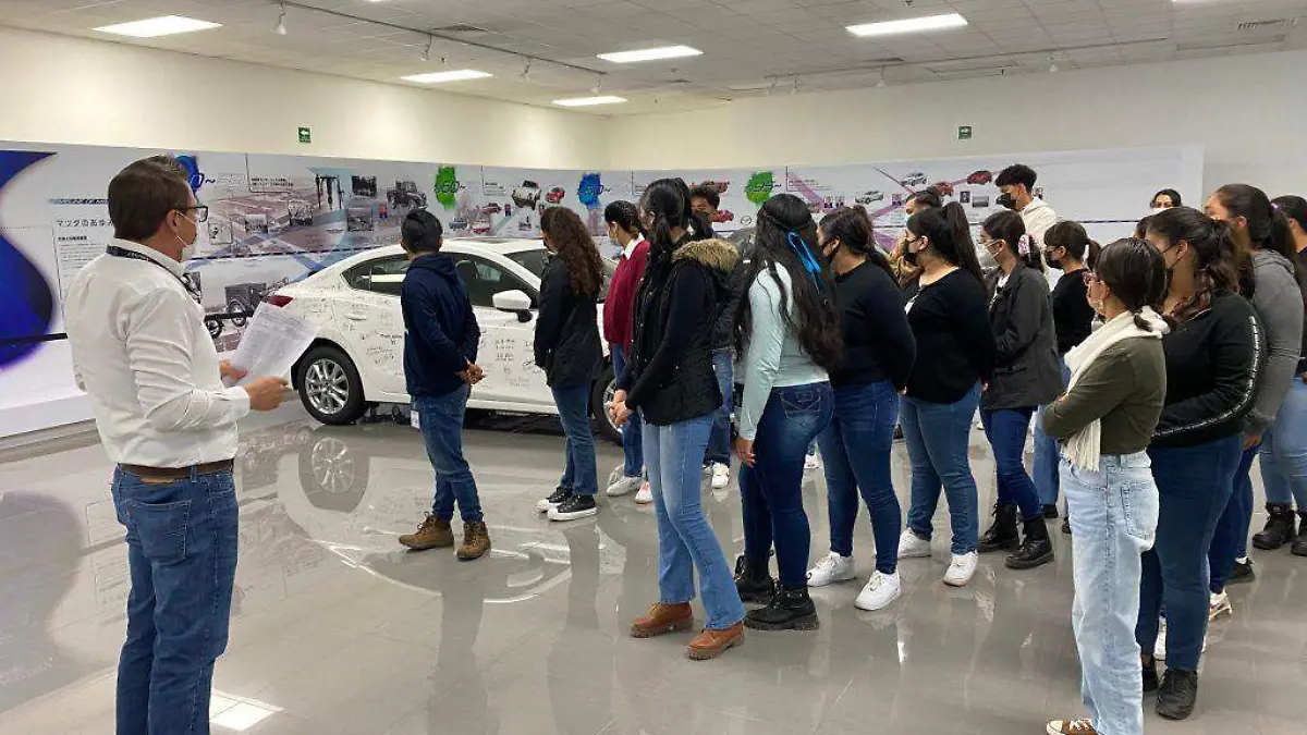 ACERCAN-A-ESTUDIANTES-AL-SECTOR- EMPRESARIAL-2