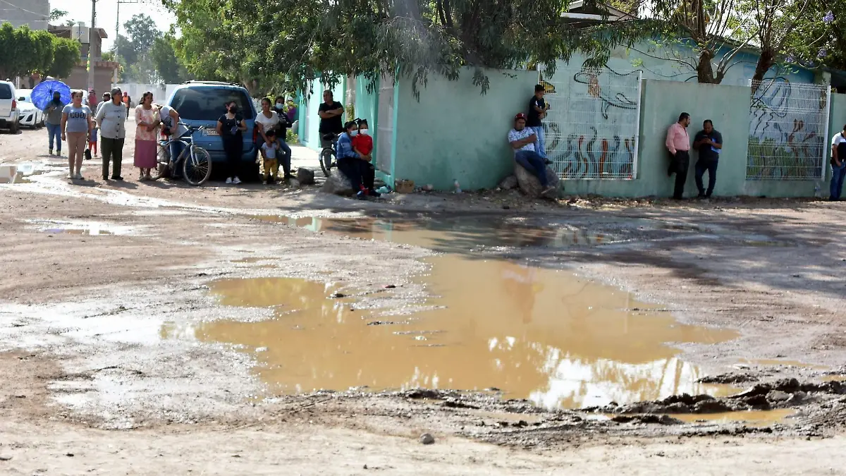 PIDE SECRETARIO A CONSTRUCTORES SE HAGAN RESPONSABLES POR OBRAS MAL HECHAS 4