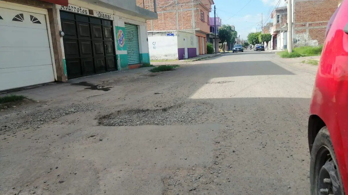 Llena de baches la calle Mercurio  1