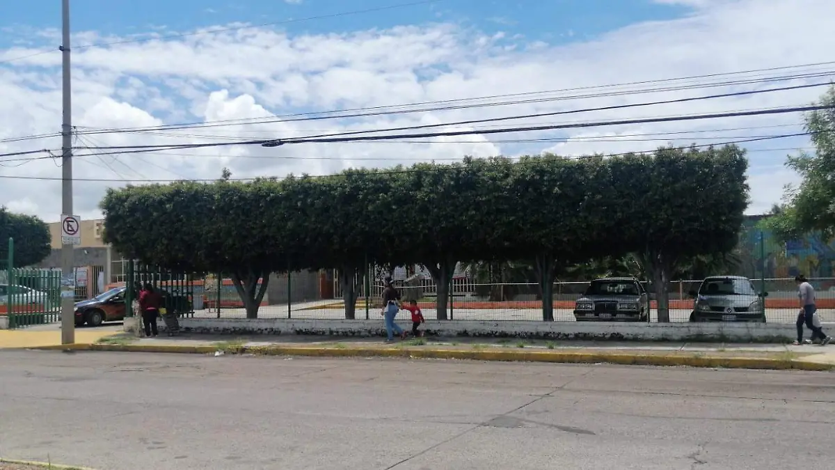 Supervisan-comercio-afuera-de-las-escuelas-2