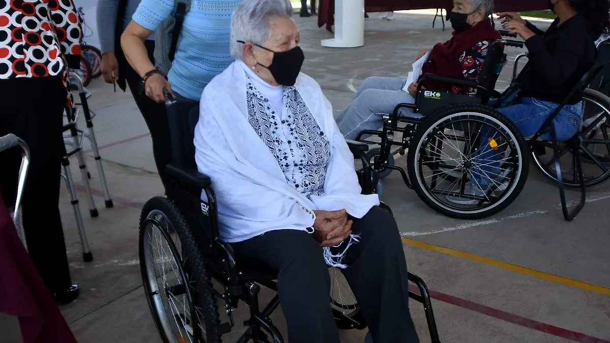 ENTREGAN SILLAS DE RUEDAS 1