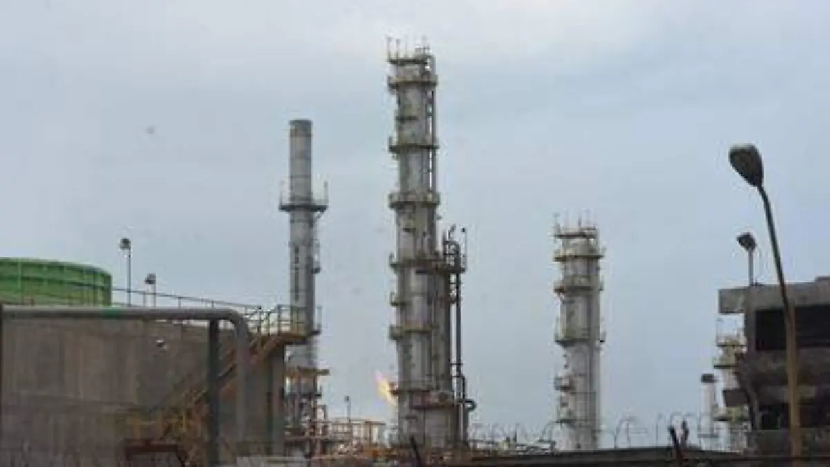 REFINERÍA ABASTECE A LA TERMINAL DE LÉON 2