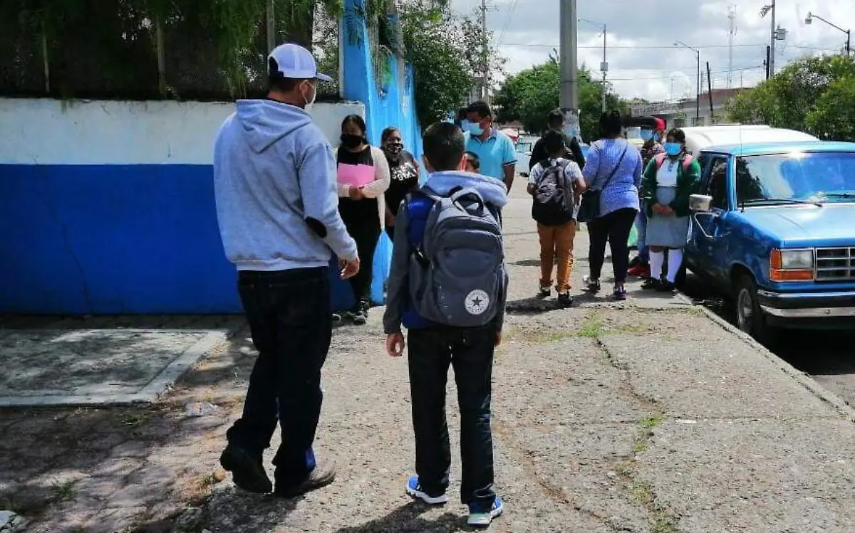 Pese a  temor y dudas papás envían a sus hijos a la escuela  2