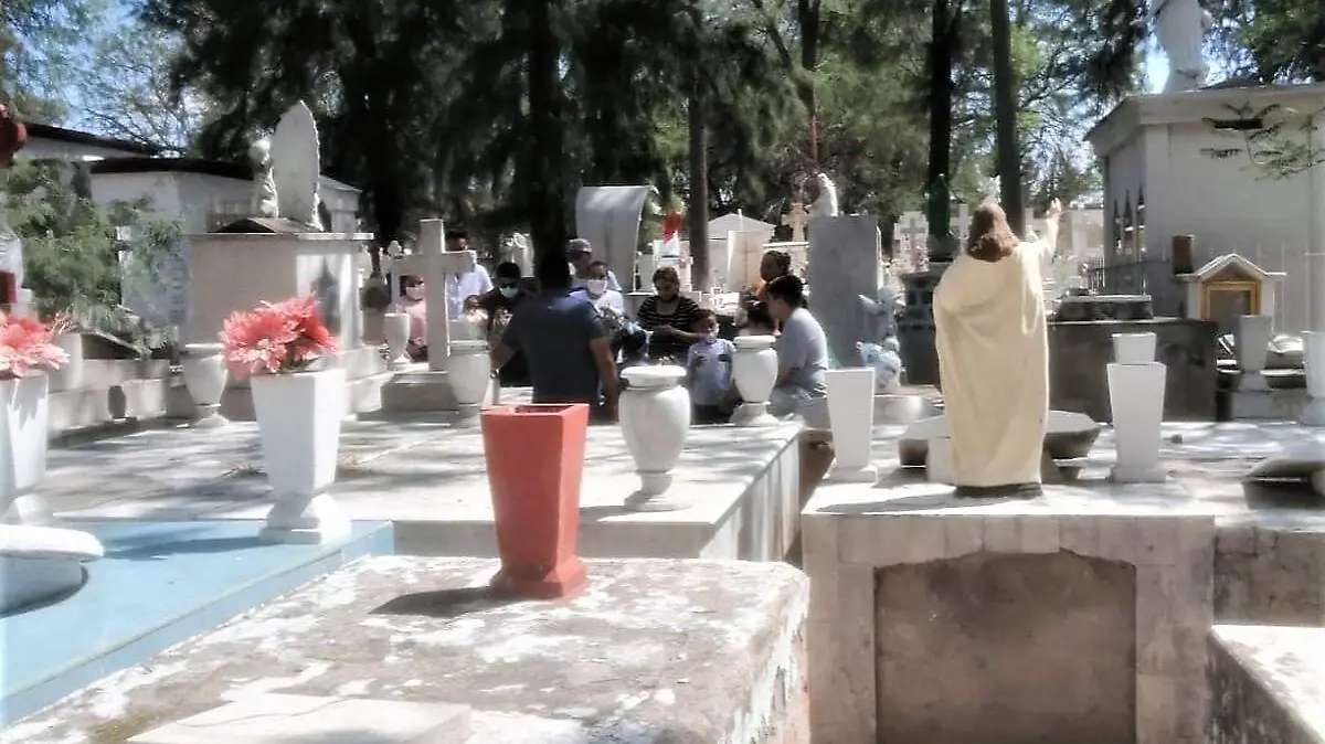 VISITAN SALMANTINOS A PAPAS DIFUNTOS 5