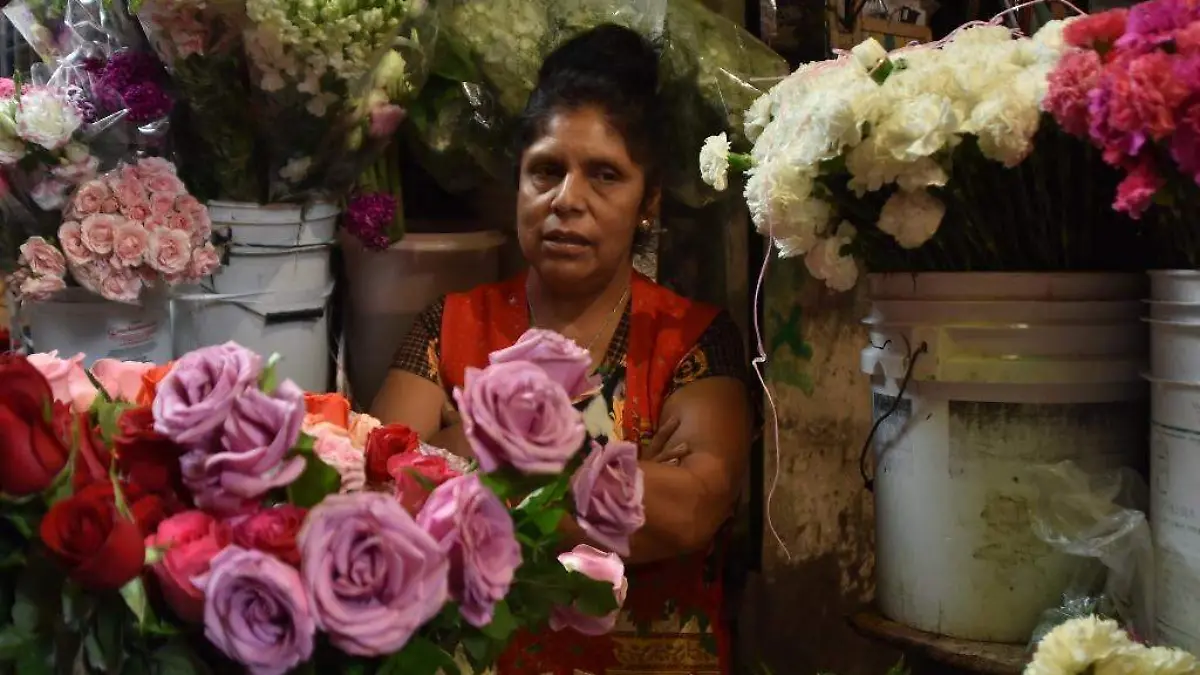 Vendedores de flor_ esperan  que los panteones abran sus puertas  1