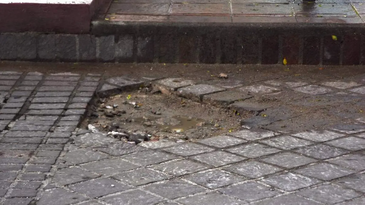 Aparecen baches en calle Juárez  1