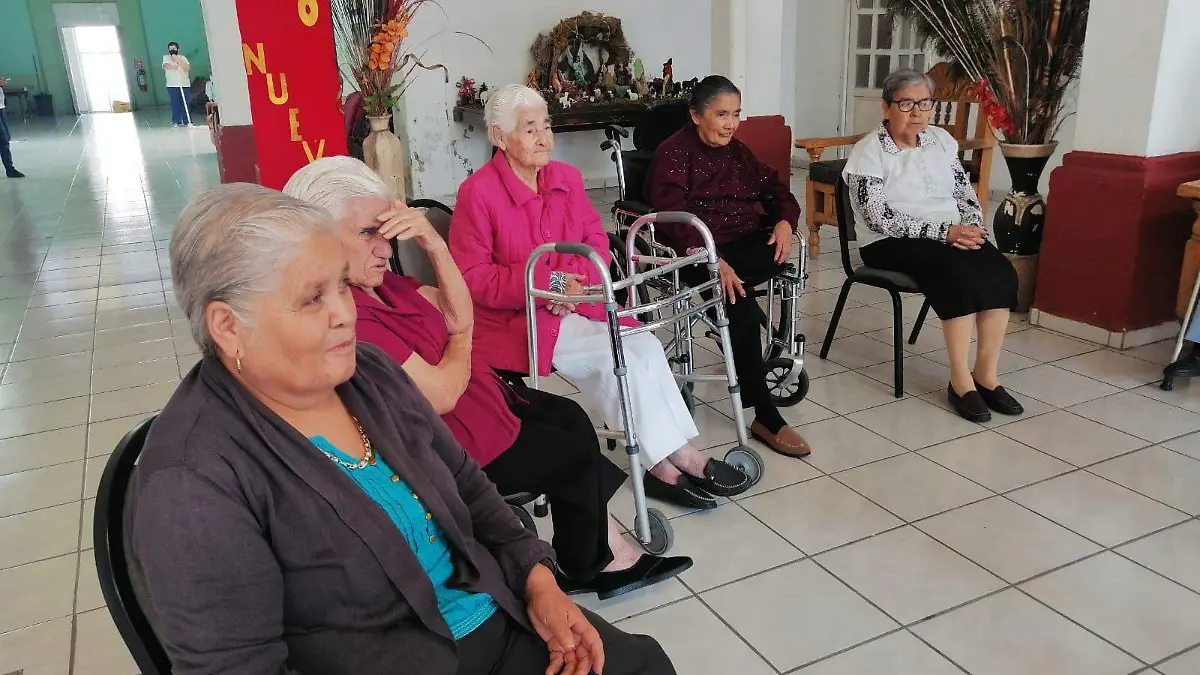 TIENE BUENA RESPUESTA CAMPANA APADRINA UN ABUELITO EN ASILO DE ANCIANOS   (1)