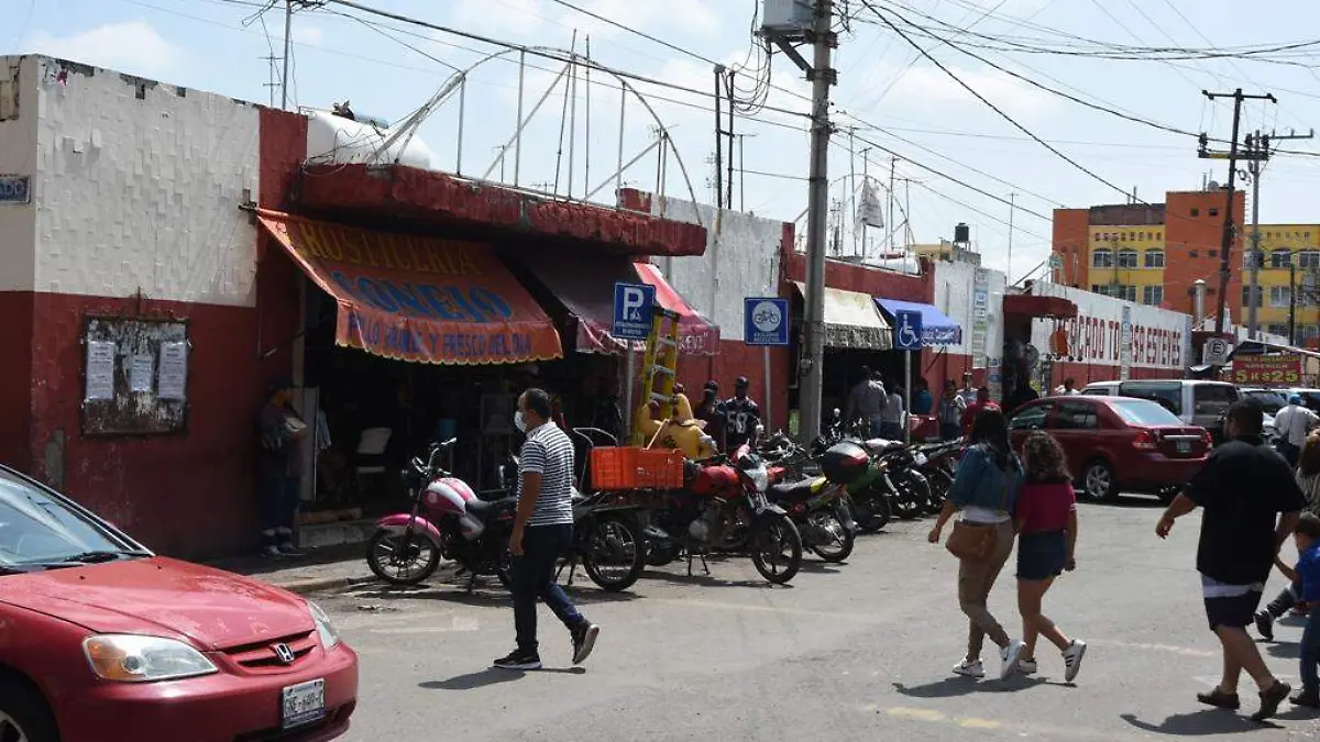 Analizan-estrategias-de-ordenamiento-vial-en-el-mercado-Tomasa-Esteves  3 (3)
