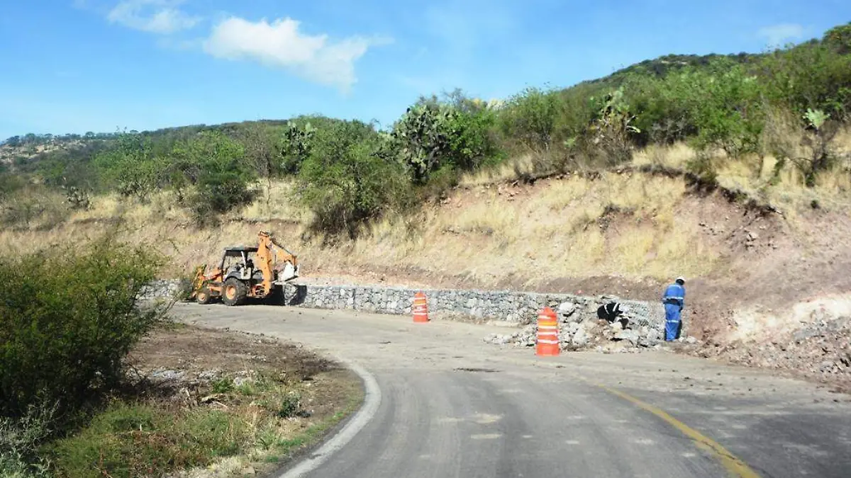 Colocan muro y malla en carretera 1