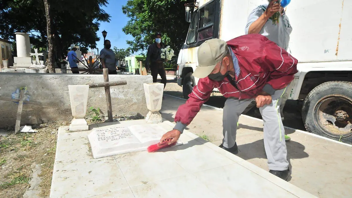 Llega desde la CDMX a visitar a su esposa fallecida  1