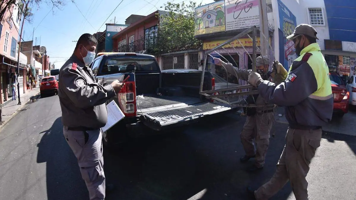 RETIRA VIALIDAD OBJETOS QUE OBSTRUYEN VIALIDAD EN MERCADO TOMASA ESTEVES 2