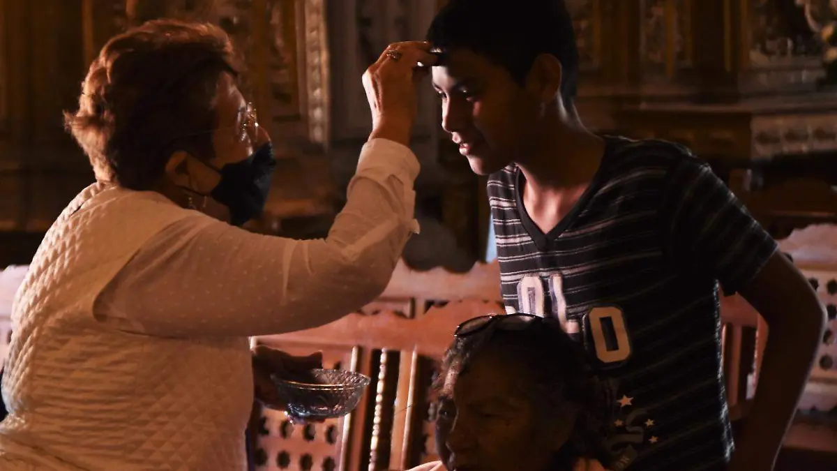 Acuden-fieles-católicos-a-tomar-ceniza  (2)