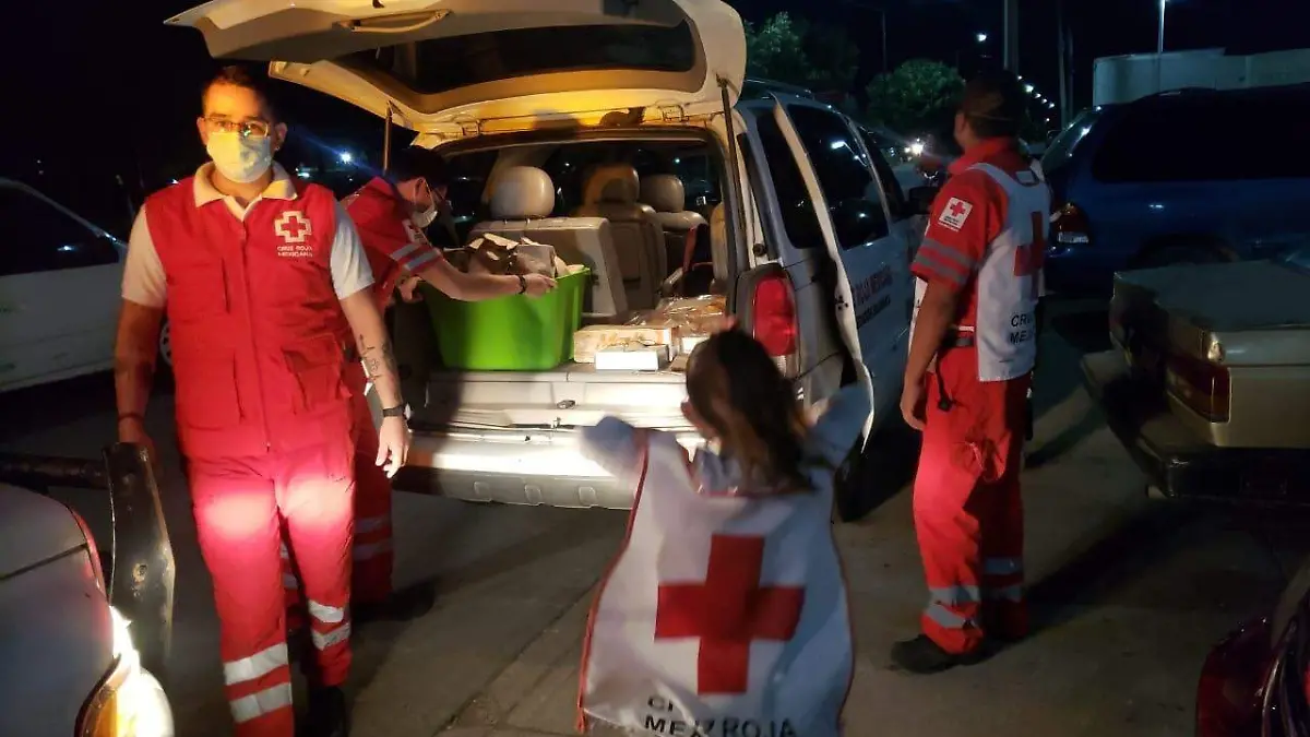 PARAMÉDICOS DE CRUZ ROJA ENTREGAN CAFÉ Y PAN 1