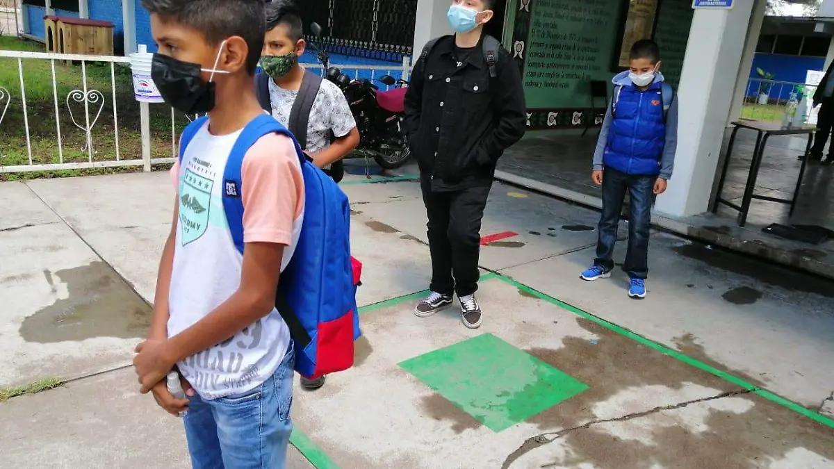 EMOCIÓN Y NERVIOSIMO EN ESTUDIANTES QUE INGRESARON  ESTE MARTES A CLASES 1