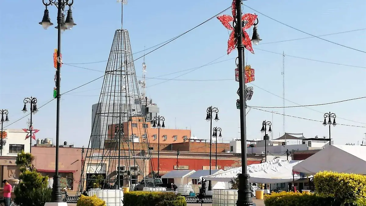 Preparan-pino-navideño