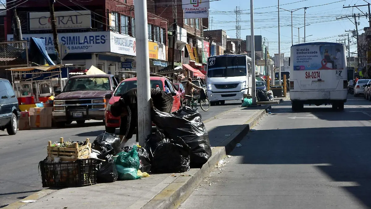 CAUSA MOLESTIA BASURA A USUARIOS DEL MERCADO TOMASA ESTEVES 2