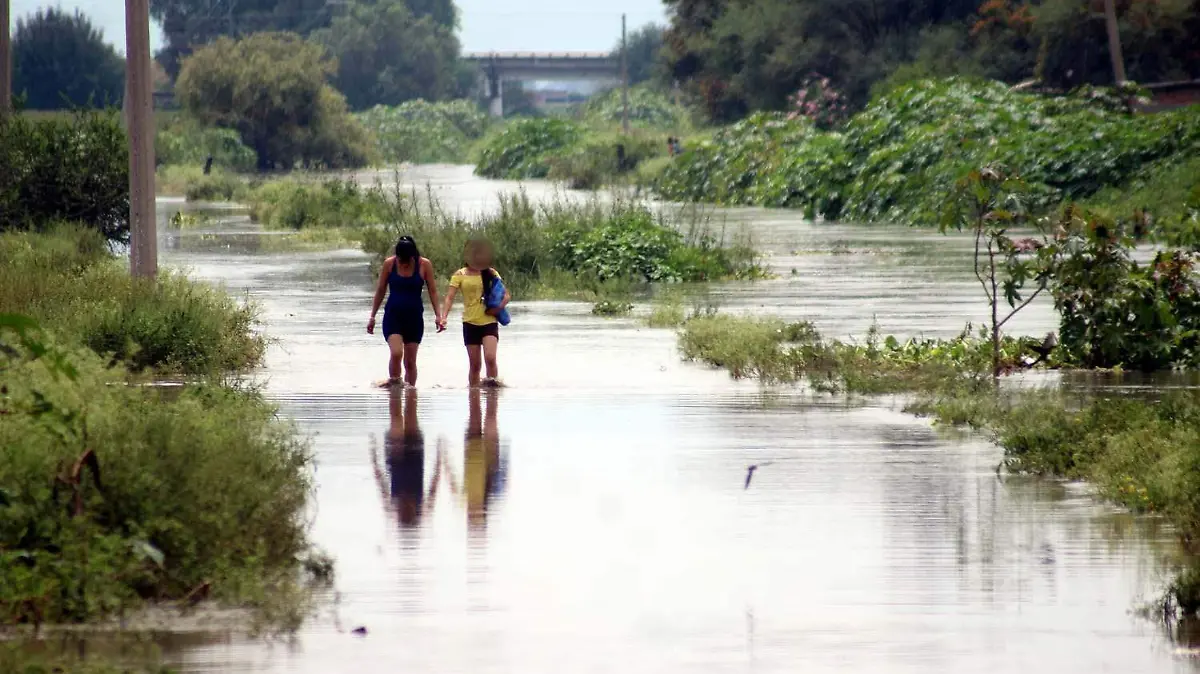 SUFREN HABITANTES DEL DIVISADOR INUNDACIONES ANO CON ANO  (6)