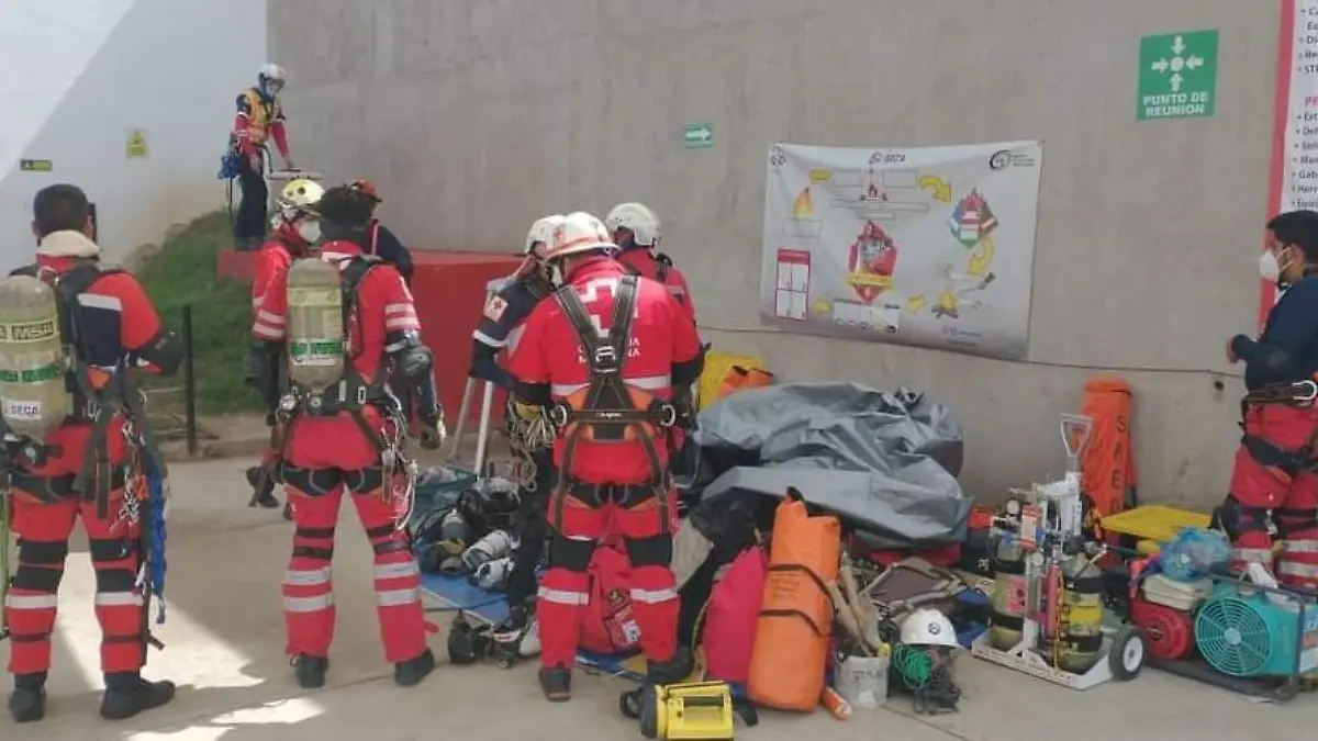 SE CAPACITAN PARAMÉDICOS DE CRUZ ROJA EN RESCATES EN ESPACIOS CONFINADOS 1