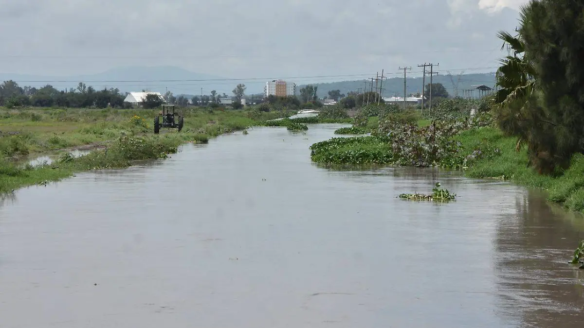 Desborda-canal-bajo-en-el-Divisador  (6)