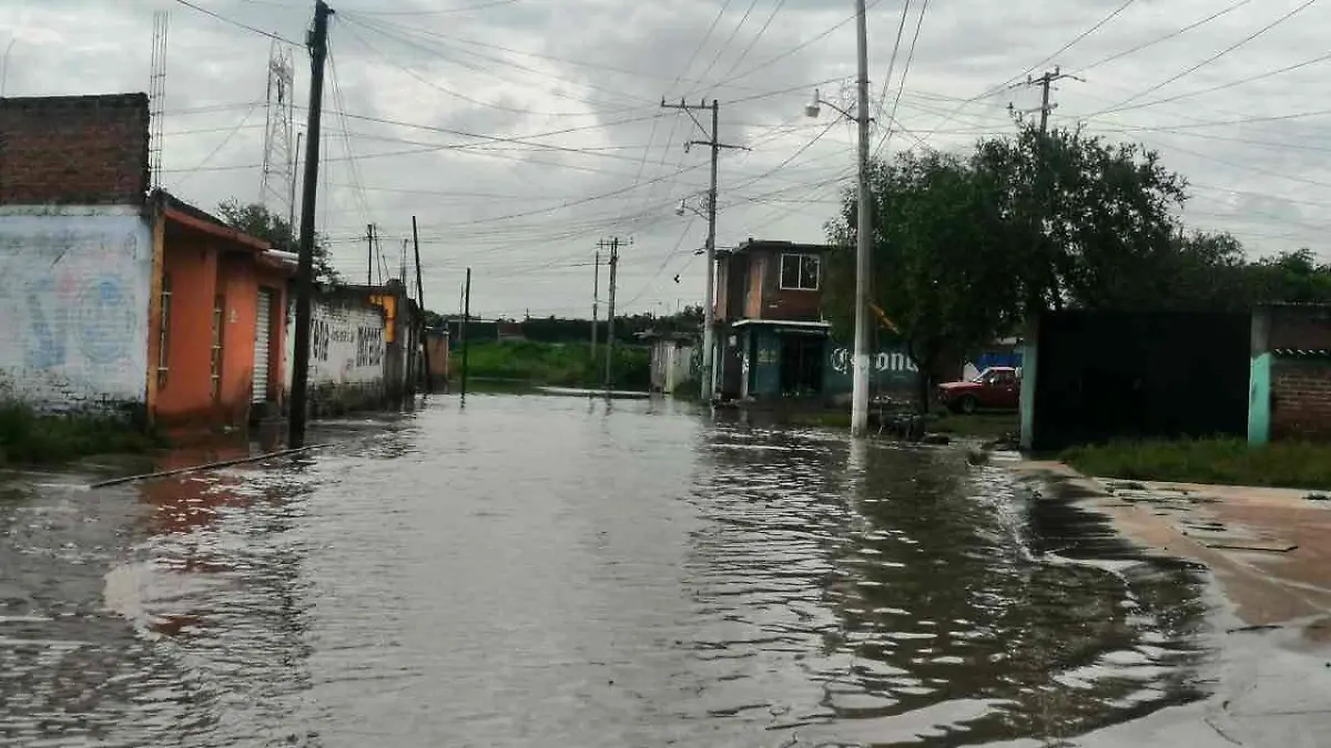 Habitantes de la 5 de Febrero  siguen entre el agua  2 copia