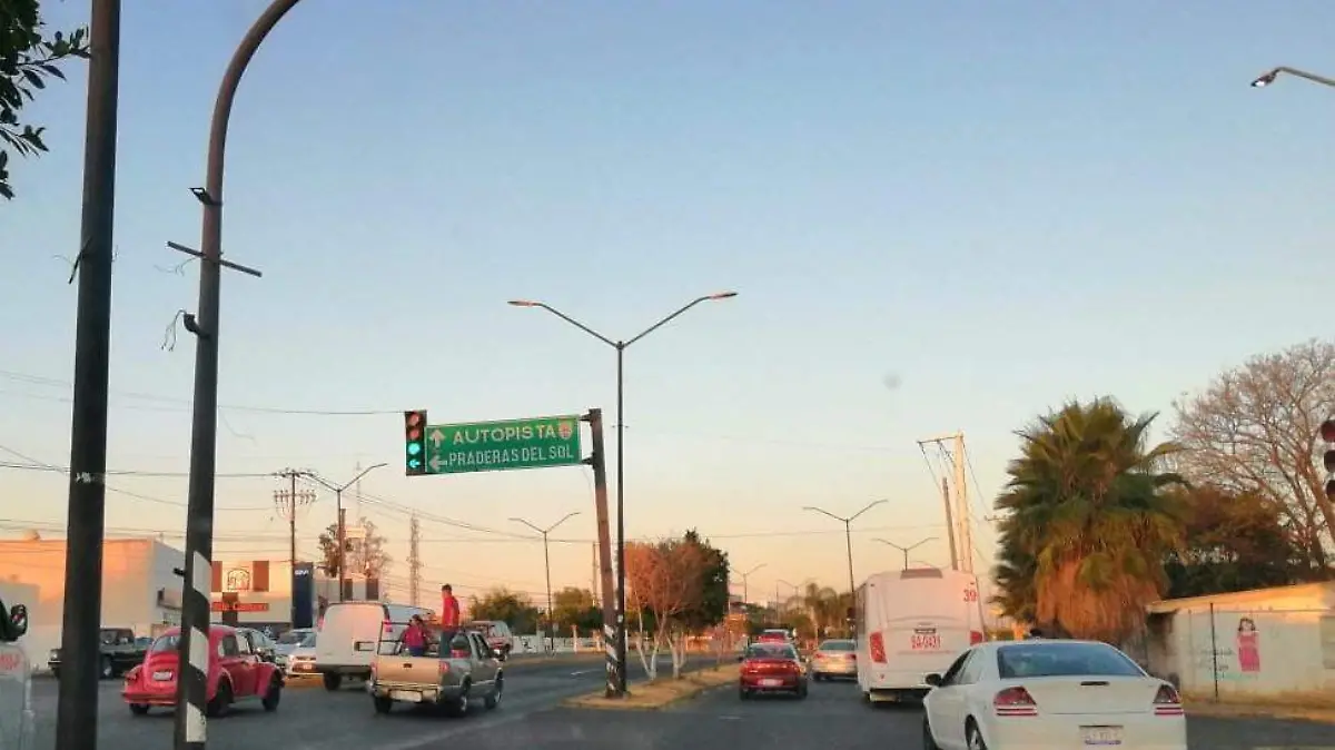 Reportan Semáforo en mal estado 1